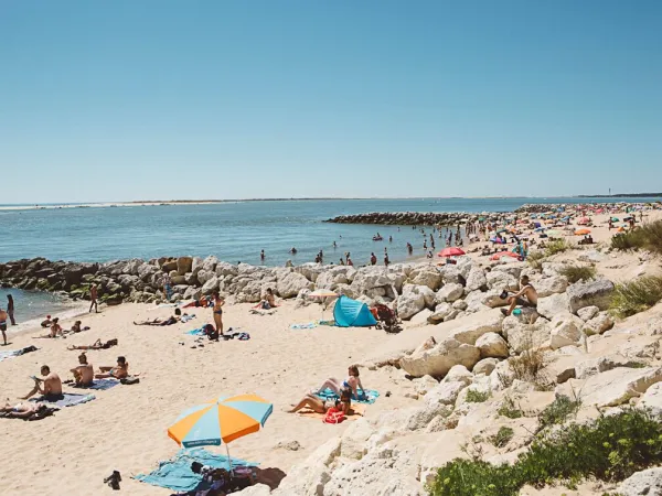 Plage de sable/galets au bord de la rivière près du camping Roan La Pinède.