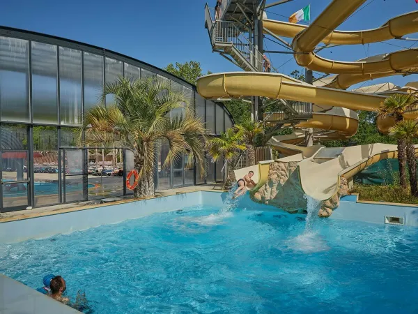 Toboggans aquatiques au camping Roan La Pinède.