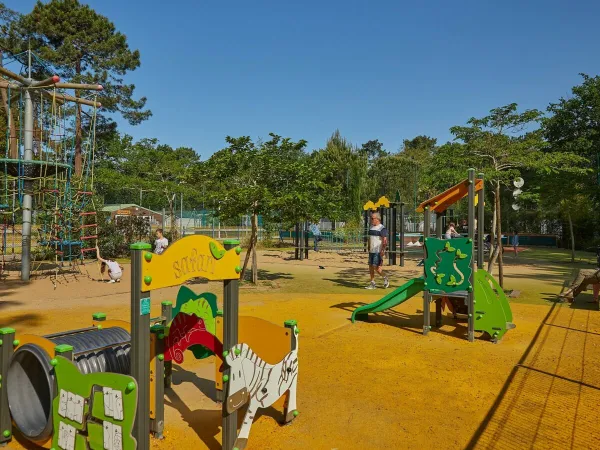 Aire de jeux pour enfants au camping Roan La Pinède.