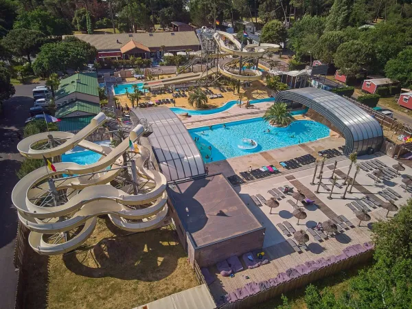 Vue d'ensemble du complexe de piscines du camping Roan La Pinède.