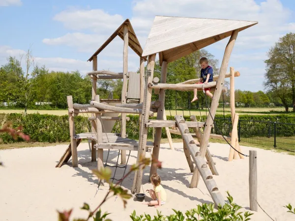 Petit garçon dans l'aire de jeux du camping Roan 't Veld.