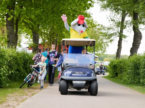 Équipe d'animation avec mascotte au camping Roan 't Veld.