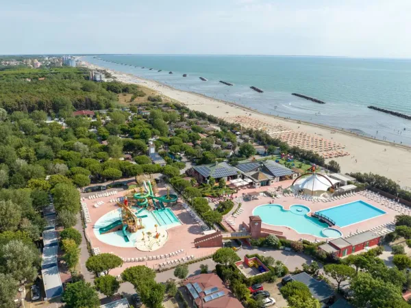 Aperçu des piscines et de la plage du camping Roan Spiaggia e Mare.