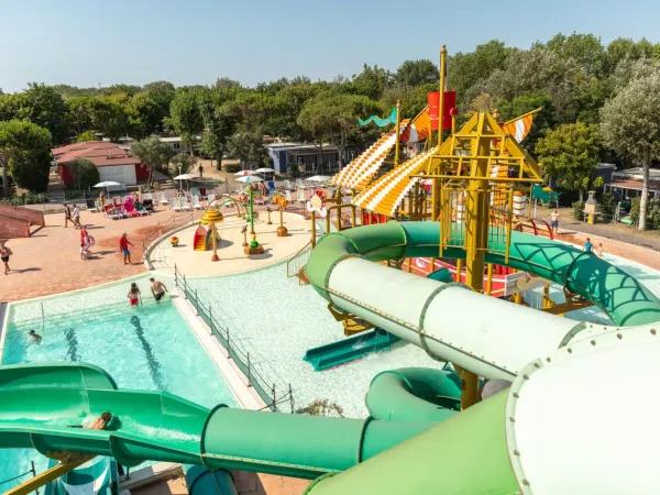 Vue d'ensemble de la piscine avec toboggans, parc à jets d'eau du camping Roan Spiaggia e Mare.