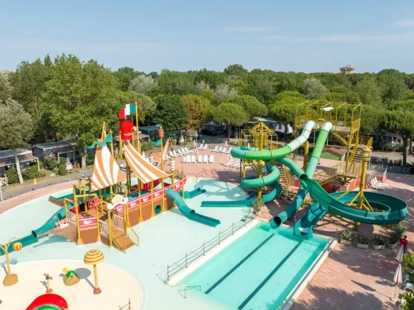 Vue d'ensemble de la piscine principale du camping Roan Spiaggia e Mare.