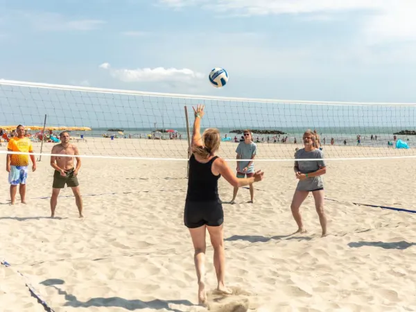 Des personnes jouent au beach-volley au camping Roan Spiaggia e Mare.