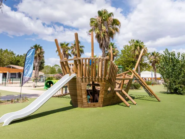 Aire de jeux au camping Roan Domaine de La Yole.