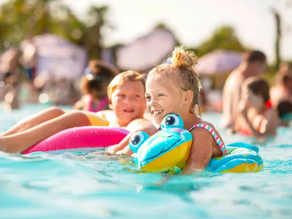 Les enfants profitent de la piscine du camping Roan domaine de La Yole.