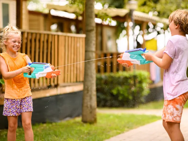 Les enfants s'amusent beaucoup dans le mobil-home du camping Roan Les Lacs du Veron.