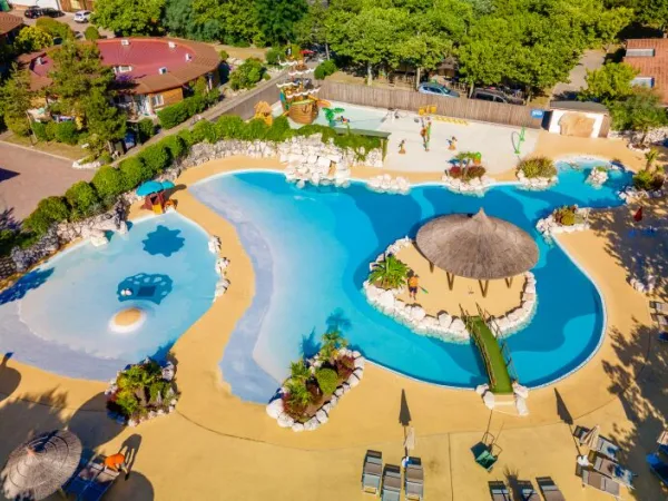 Piscine pour enfants avec parc à jets d'eau et bateau aquatique au Roan camping Tahiti.