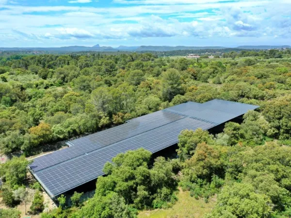 Parc de panneaux solaires de 1.200 m² au camping Roan Domaine de Massereau.