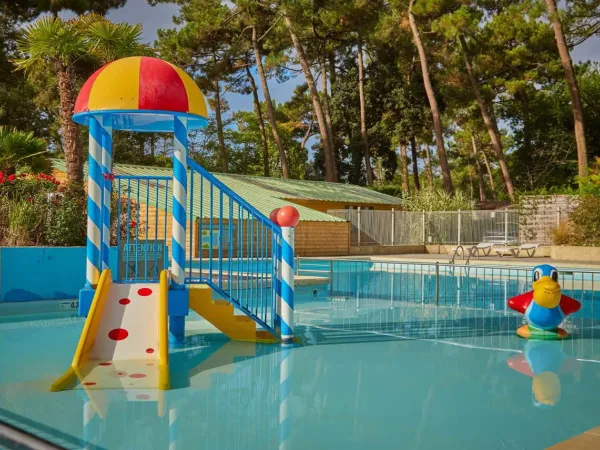 Piscine pour enfants avec toboggan aquatique au camping Roan La Pinede.