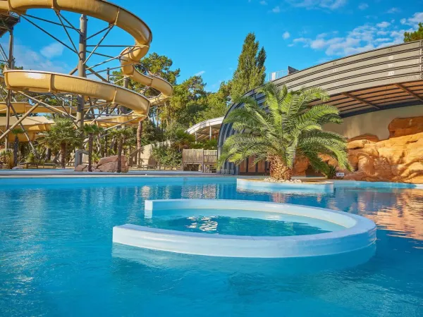 Piscine pouvant être couverte au camping Roan La Pinede.