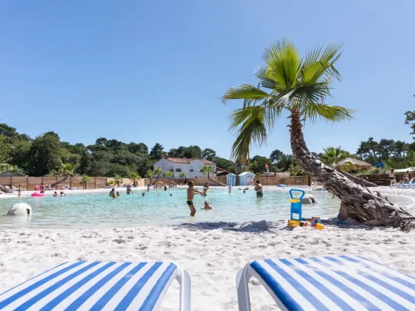 Enfants jouant dans la piscine lagon du camping Roan La Clairière