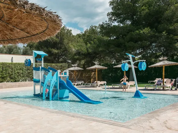 Piscine pour enfants avec équipement de jeu au camping Roan El Garrofer.