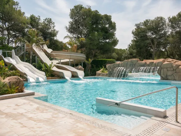 Belle piscine avec toboggans et arrosage au camping Roan El Garrofer.