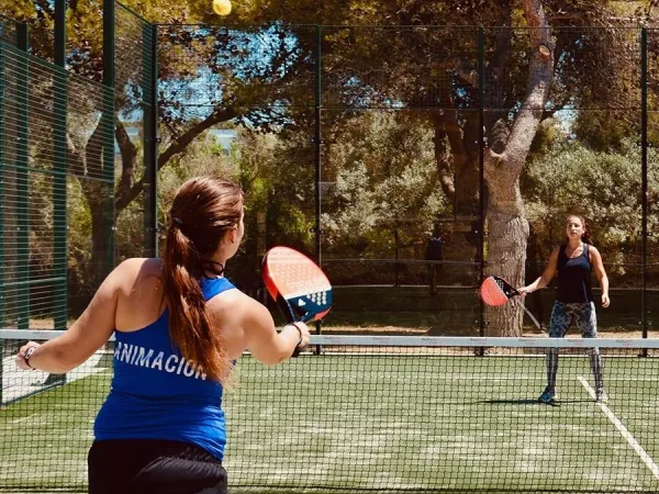 Jouer au Padel au camping Roan El Garrofer.