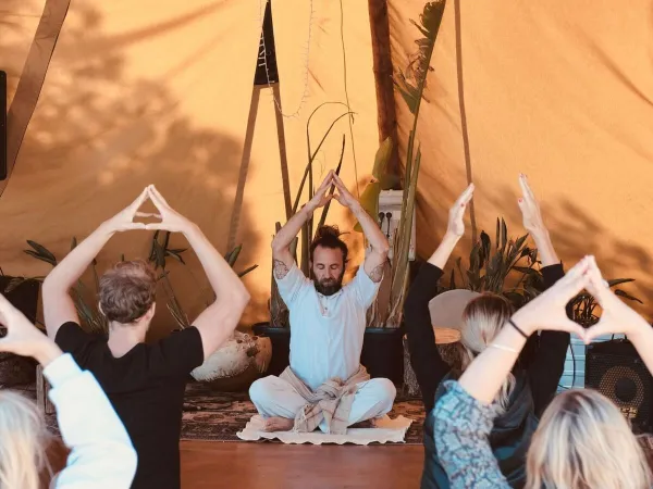 Cours de yoga au camping Roan El Garrofer.