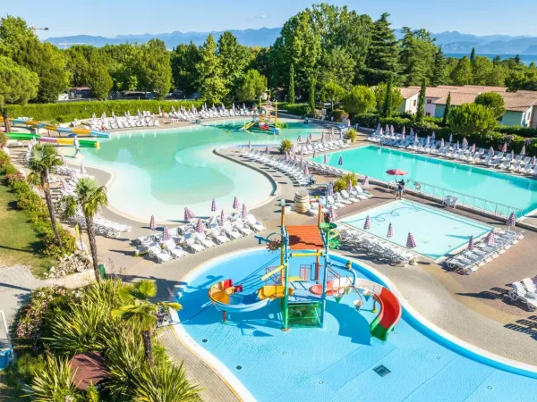 Vue d'ensemble de l'espace piscine du camping Roan Bella Italia.