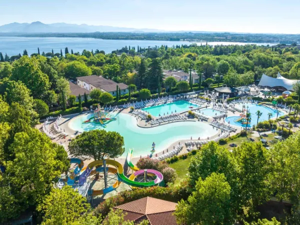 Vue d'ensemble de la piscine du camping Roan Bella Italia sur le lac de Garde.