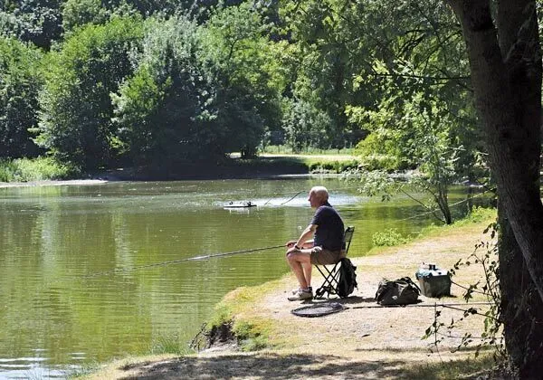 Homme pêchant dans la Loire au camping de Roan Domaine de la Brèche.