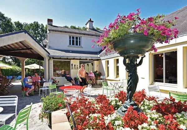 Terrasse au Roan Camping Domaine de la Brèche.