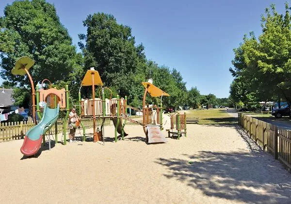 Aire de jeux au camping Roan Domaine de la Brèche.