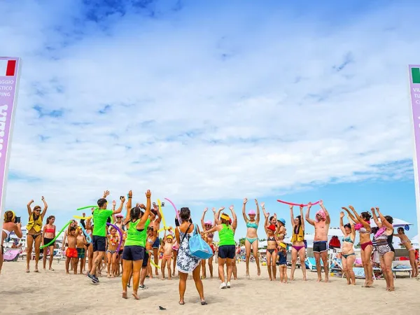 Un groupe de personnes avec l'animation au camping Roan Sole Family Camping Village.