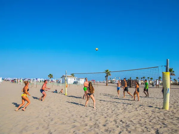 Des vacanciers jouent au beach-volley au camping de Roan, Sole Family Camping Village.