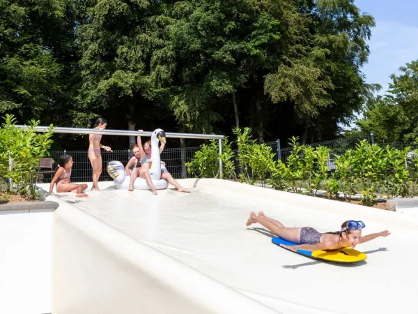 Enfant du toboggan au camping Roan hu Birkelt village.