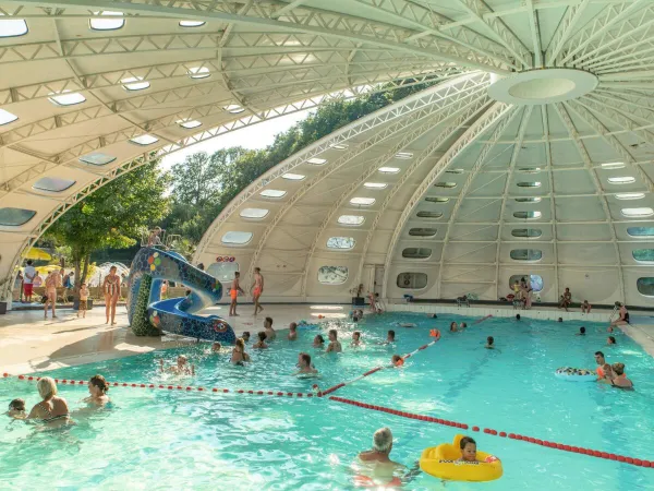 Piscine couverte au camping Roan hu Birkelt village.