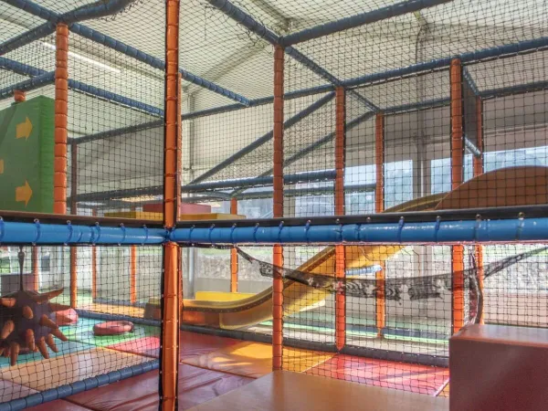 Aire de jeux couverte au camping Roan hu Birkelt village.