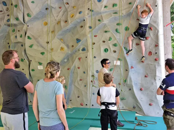 Activité d'escalade au camping Roan Le Ty Nadan