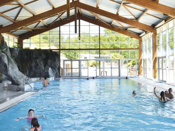 Piscine couverte au camping Roan Le Ty Nadan