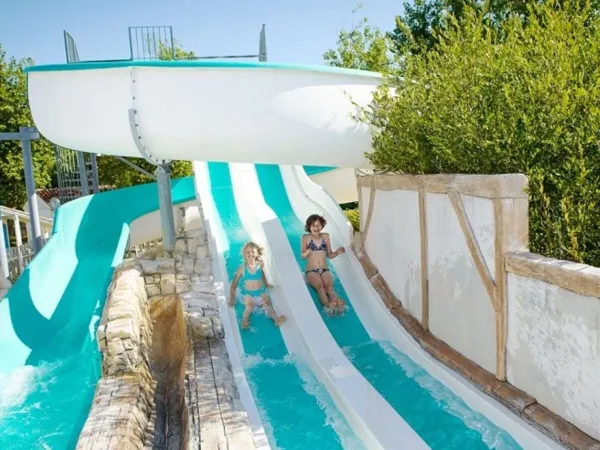 Toboggans dans la piscine du camping Roan Le Domaine de Beaulieu