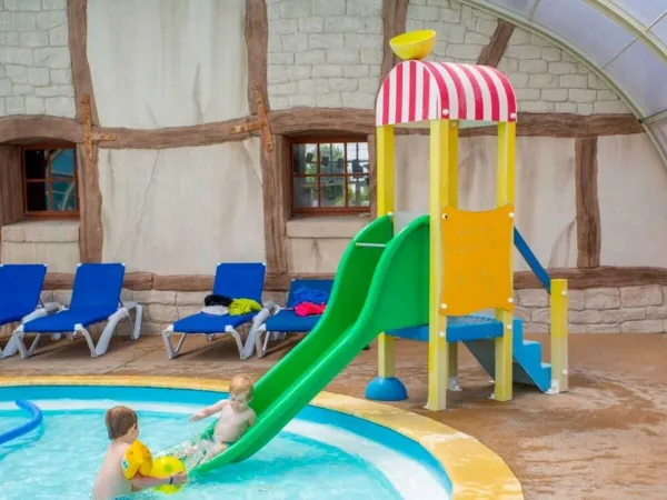 Piscine pour enfants avec toboggan aquatique au camping Roan Le Domaine de Beaulieu