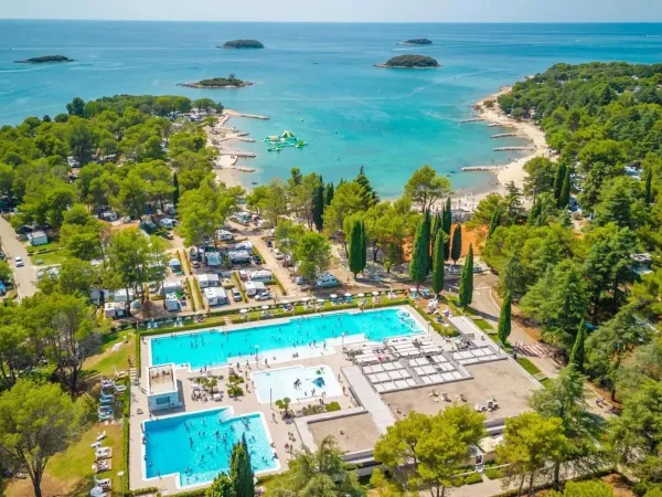 Piscine et plage au camping Roan Valkanela