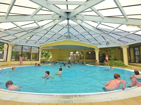 La piscine couverte du Roan camping Saint Avit Loisirs