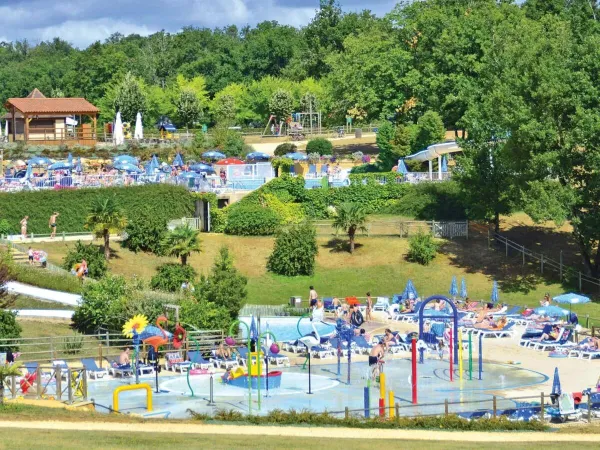 Vue d'ensemble du parc aquatique et des piscines au loin au camping Roan Saint Avit Loisirs