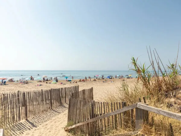 La belle plage de sable du camping Roan Le Castellas.