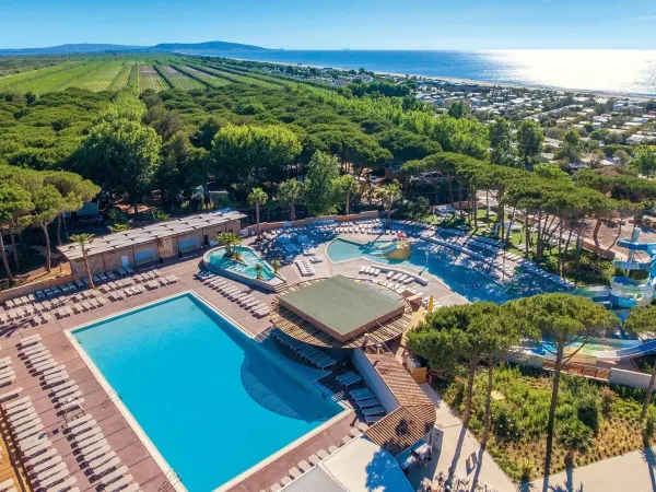 Vue d'ensemble de la piscine du Roan camping Le Castellas.