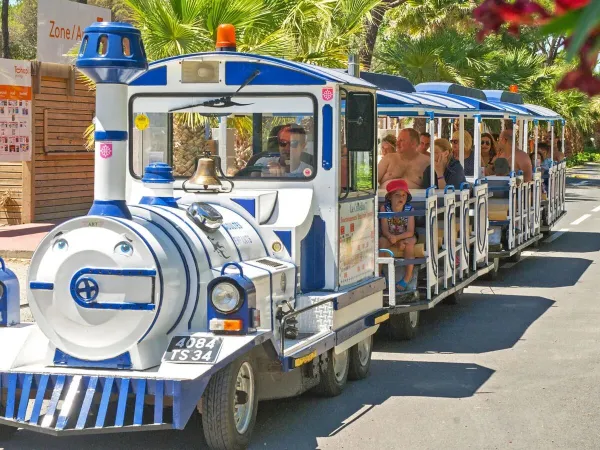 Laissez-vous transporter par le petit train au camping Roan Le Castellas.