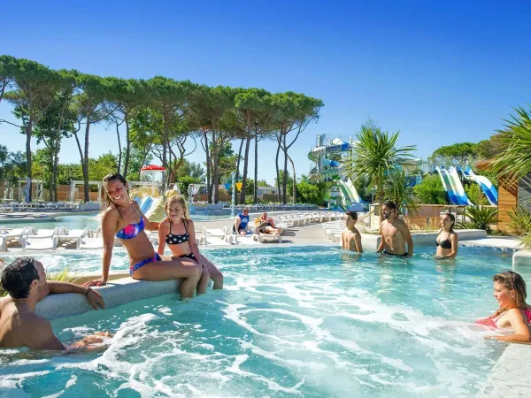 Une famille se détend dans le bain à remous du camping Roan Le Castellas.