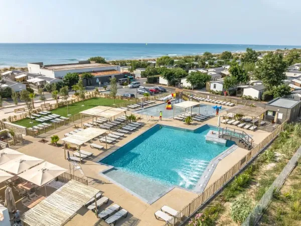 Vue d'ensemble de la piscine en bord de mer du camping Roan Le Castellas.