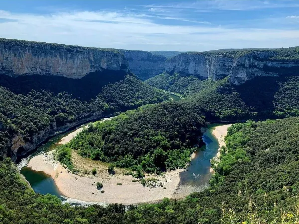 Photo d'ensemble des Gorges d'Ardèche au camping Roan La Grand'Terre.