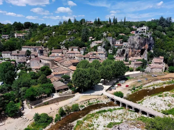 Le village de Labeaume près du camping de Roan La Grand'Terre.