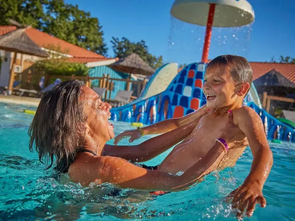 Mère et fils s'amusent dans la piscine du Roan camping Mayotte Vacances.