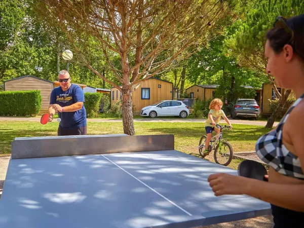 Des personnes jouent au tennis de table au Roan camping Mayotte Vacances.