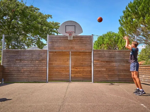 Garçon jouant au basket au camping Roan Mayotte Vacances.