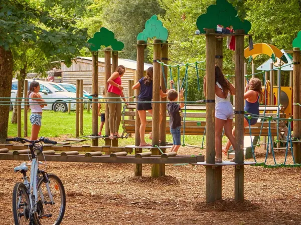 Aire de jeux pour enfants au Roan camping Mayotte Vacances.